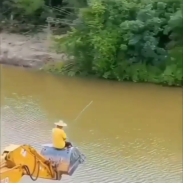 Deretan kelakuan kocak tukang bangunan memanfaatkan alat proyek